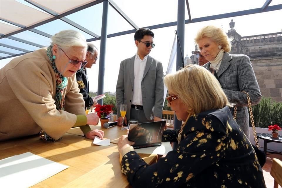 Al terminar la presentación en la terraza del Hotel Círculo Mexicano, Guadalupe Loaeza se dio tiempo para firmar libros.