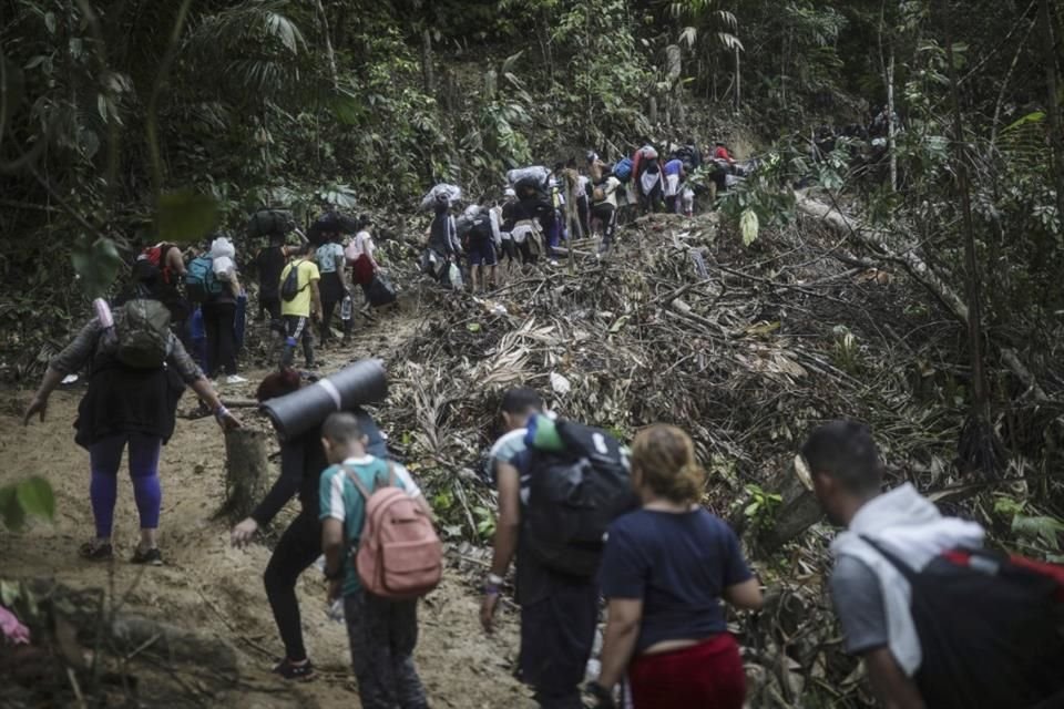 Migrantes caminan a través del Tapón del Darién, de Colombia a Panamá, el 9 de mayo del 2023.