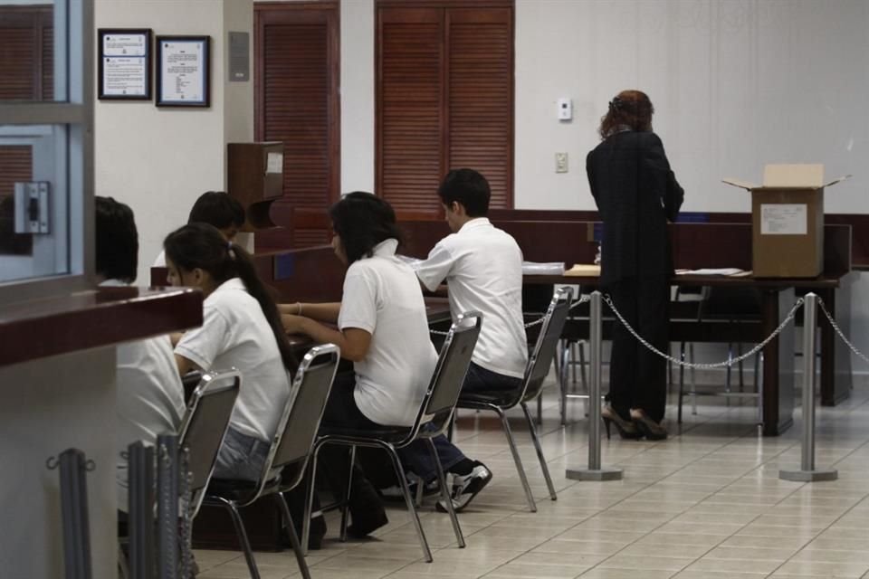 El retroceso de estudiantes mexicanos en la prueba PISA se debe a falta de pertenencia, disciplina y preparación docente, advirtió la OCDE.