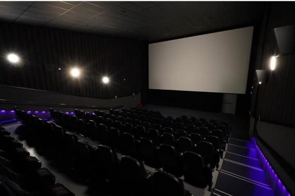 Salas de cine deberán contar con dispositivos para que discapacitados visuales accedan a películas con descripción de audio, ordenó SCJN.