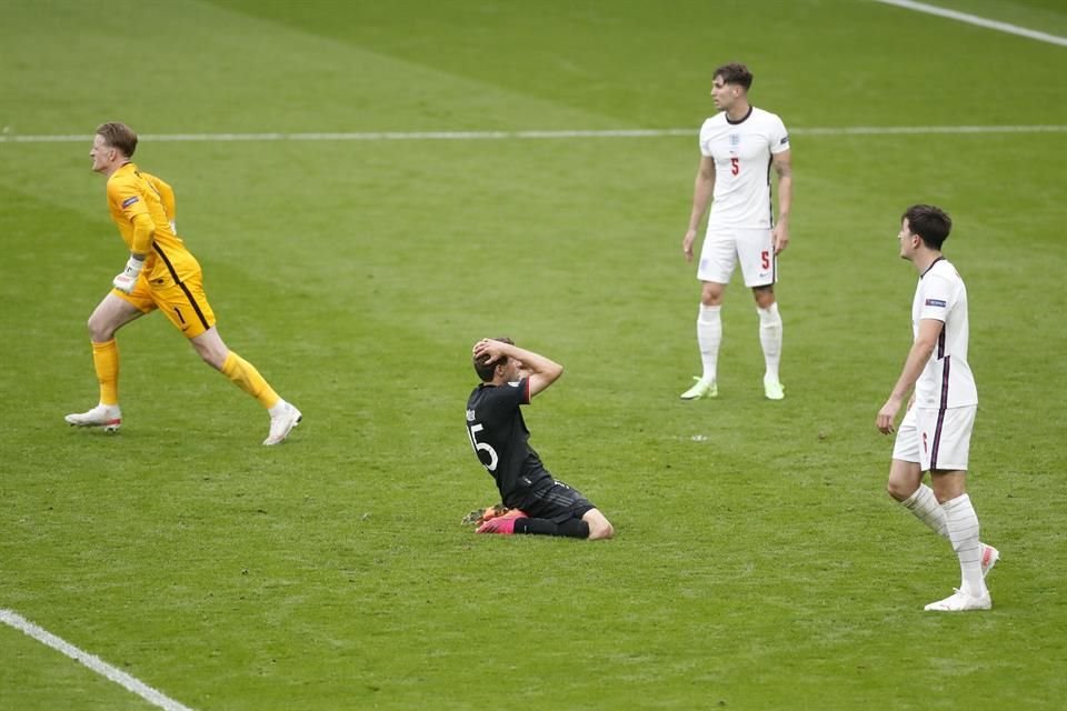 Müller tuvo el empate en sus pies, pero su disparo no llevó dirección de gol.