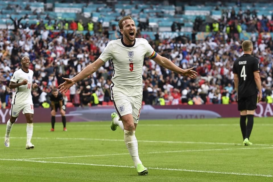 Kane puso el último clavo en el ataúd.