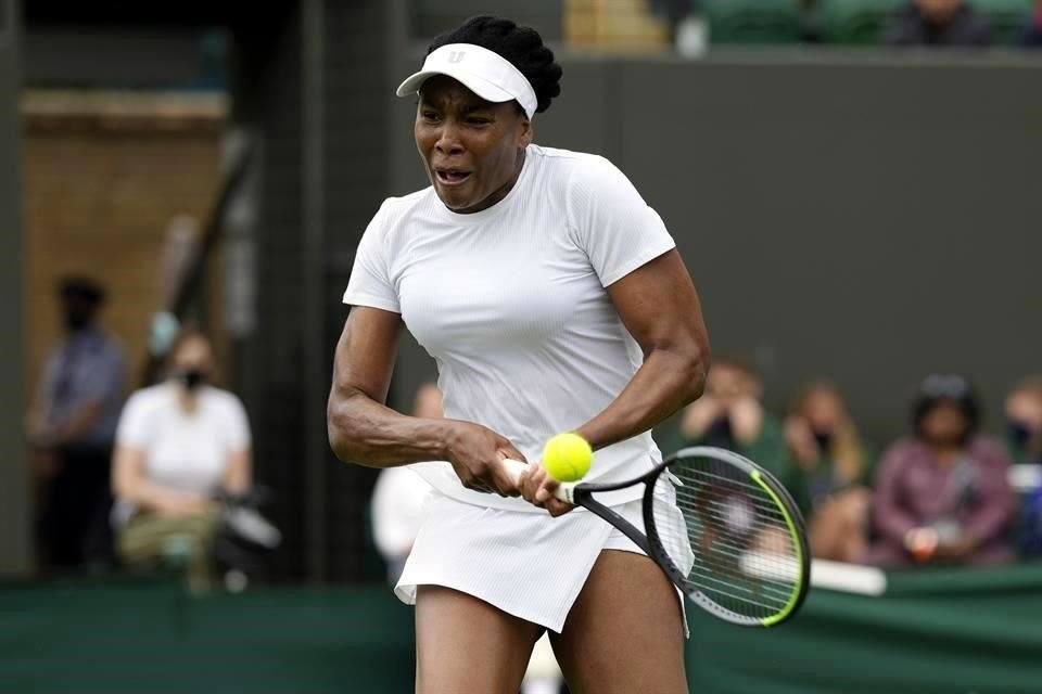 Venus Williams también avanzó a la siguiente ronda, tras su triunfo ante Mihaela Buzarnescu.