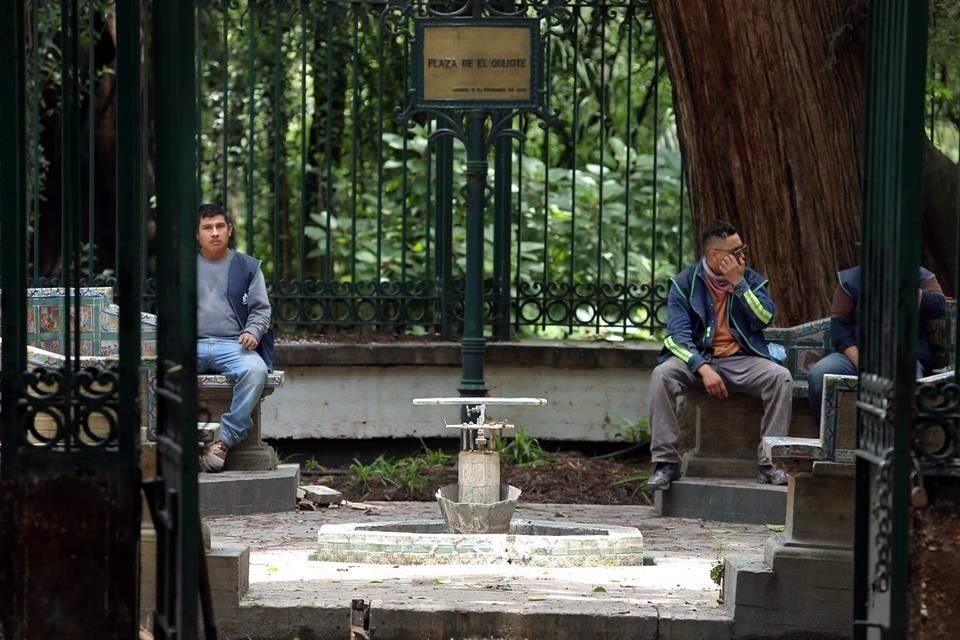 Tras el robo en 2015 de las esculturas del Quijote y Sancho, la estructura de la Fuente del Quijote, en la Primera Sección del Bosque de Chapultepec, es demolida.