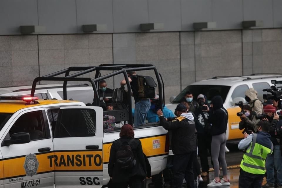 Pasajeros son auxiliados por agentes de Tránsito.