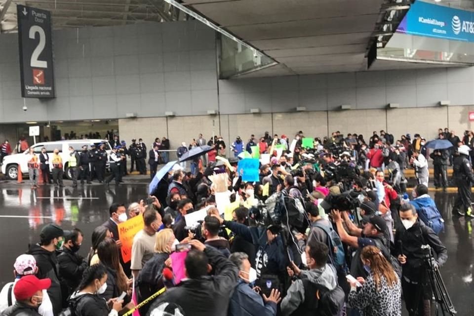 Los padres bloquean el acceso principal a la Terminal 1 del AICM.