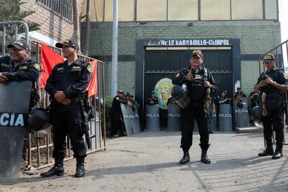 Policías custodian la entrada de la prisión de Barbadillo, donde se encuentra detenido el ex Presidente de Perú Alberto Fujimori.