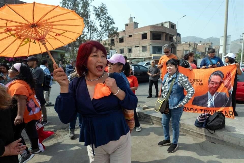 Los partidarios del ex Presidente de Perú, Alberto Fujimori, se reúnen en la entrada de la prisión de Barbadillo para exigir su liberación en las afueras del este de Lima.