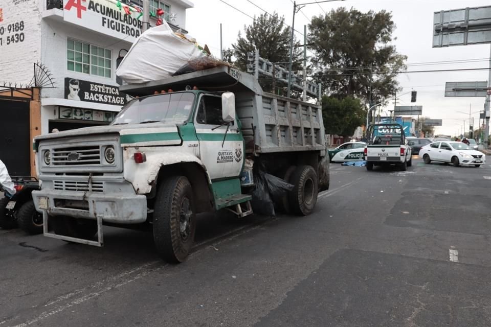 Según reportes preliminares, el conductor del vehículo de carga dio vuelta a la derecha y embistió al pedalista, quien avanzaba por la ciclovía.