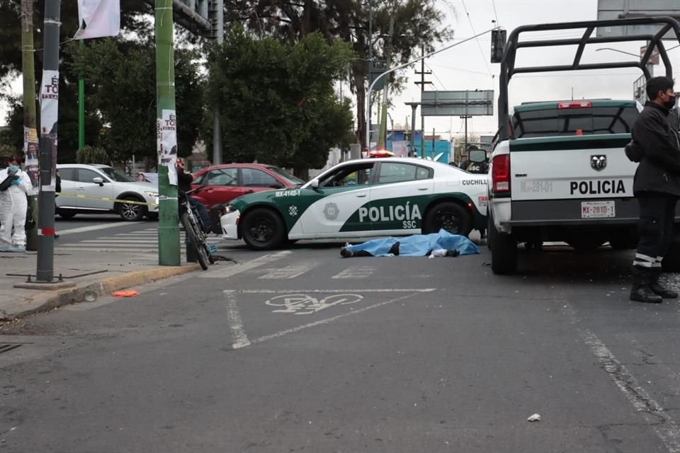 Minutos después acudieron paramédicos, pero ya había fallecido, pese a que portaba casco.