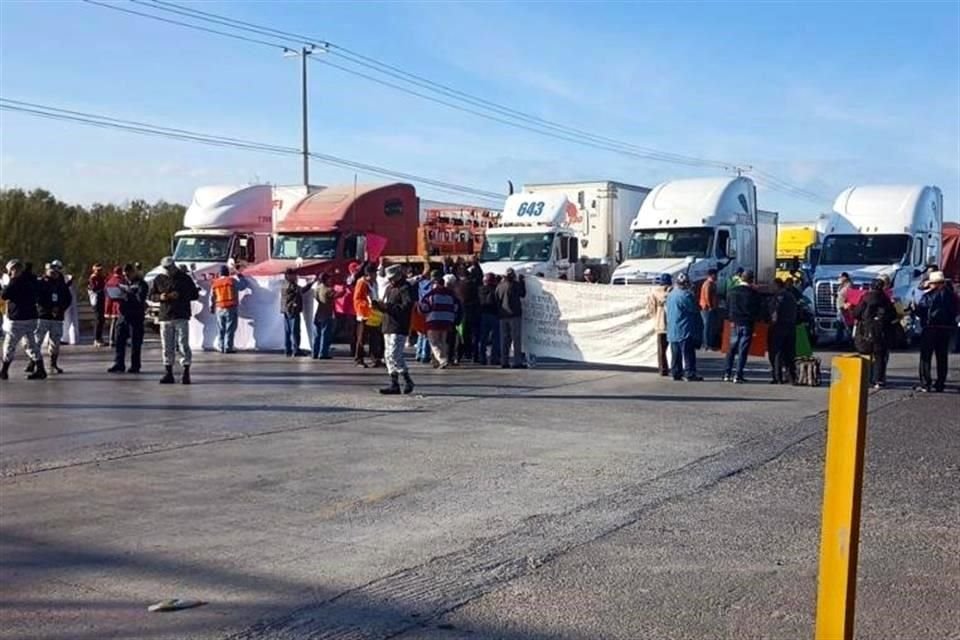 Los manifestantes llevaron lonas y pancartas en las que se quejan de desplazamiento laboral.