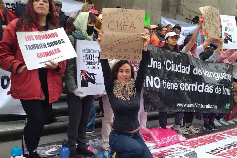 En contra de las corridas se manifiestan decenas de integrantes de colectivos como Anima Naturalis, Animal Heroes y BXE.