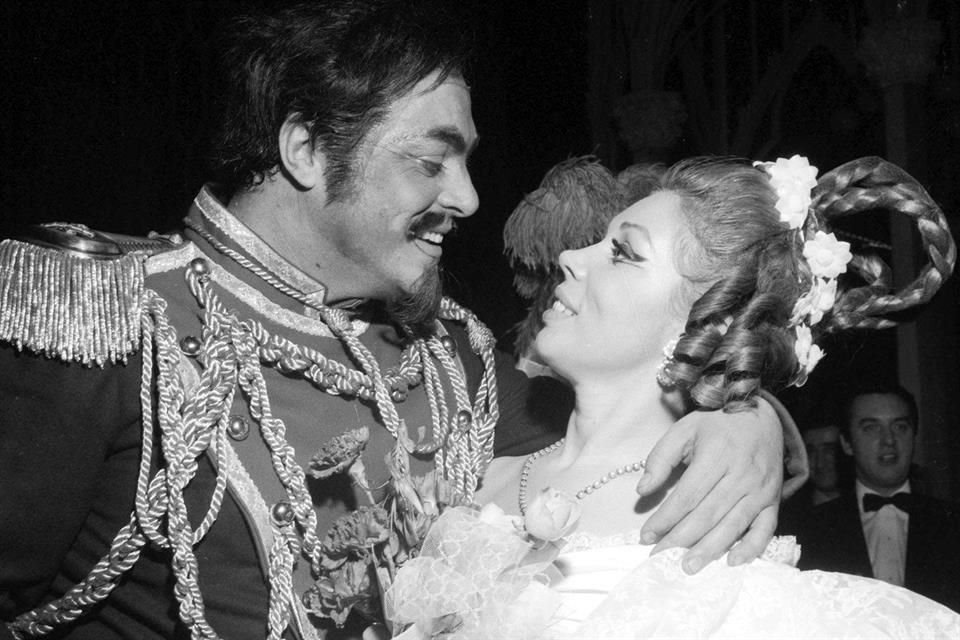 El tenor italiano Luciano Pavarotti, uno de los grandes intérpretes de ópera, y la soprano Mirella Freni en una función en La Scala de Milán.