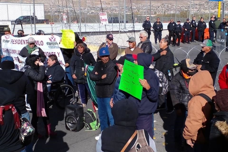 Ferrocarrileros bloquearon el Puente Internacional Córdova-De las Américas en Ciudad Juárez.