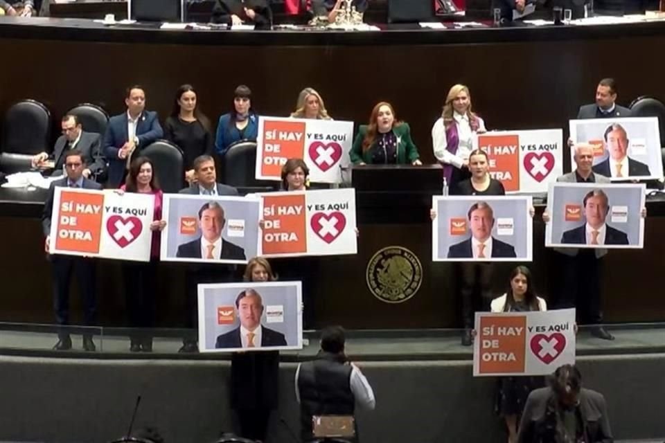 Diputados del PAN mostraron imágenes de lo que llamaron 'Samlo', lo que enojó a morenistas.