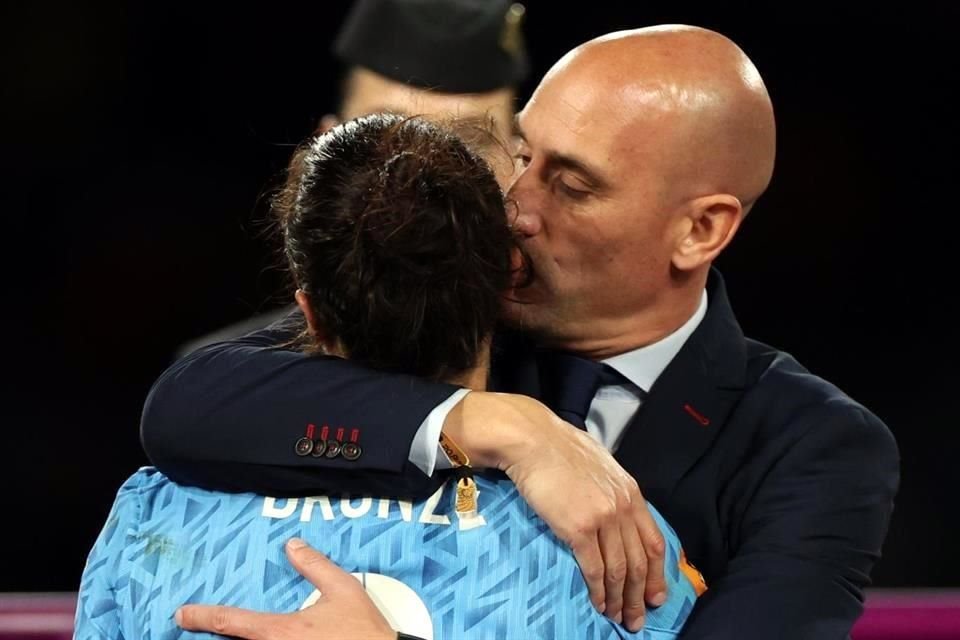 Este es el momento en el que Luis Rubiales abrazó y besó en el rostro a la inglesa Lucy Bronze.