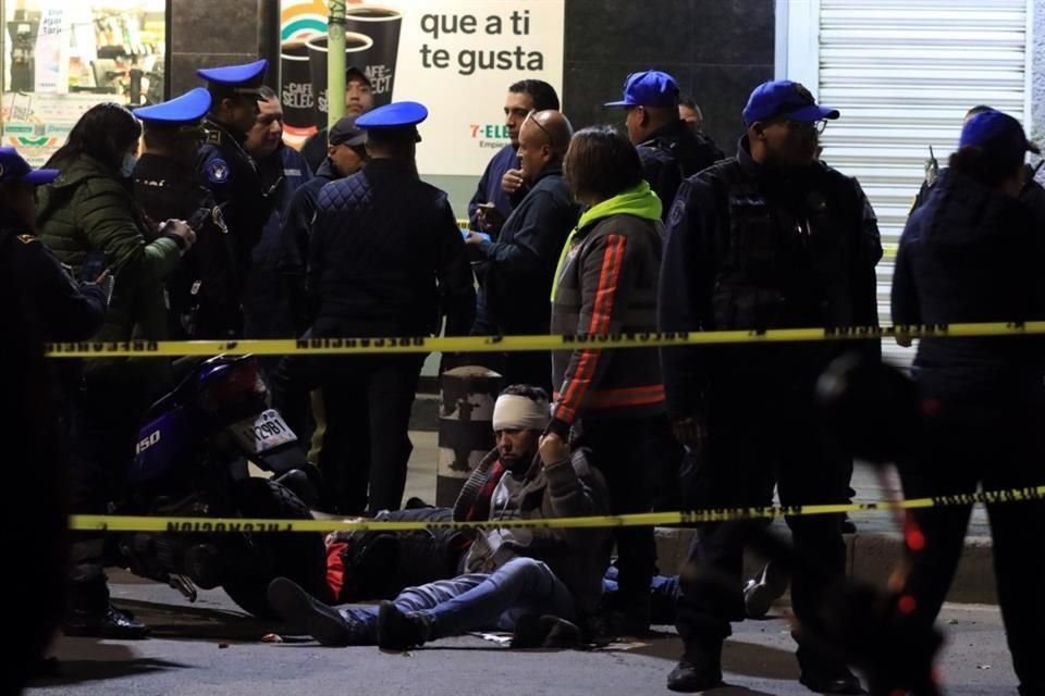 Familiares de la víctima mortal y del lesionado acudieron al lugar de la balacera.