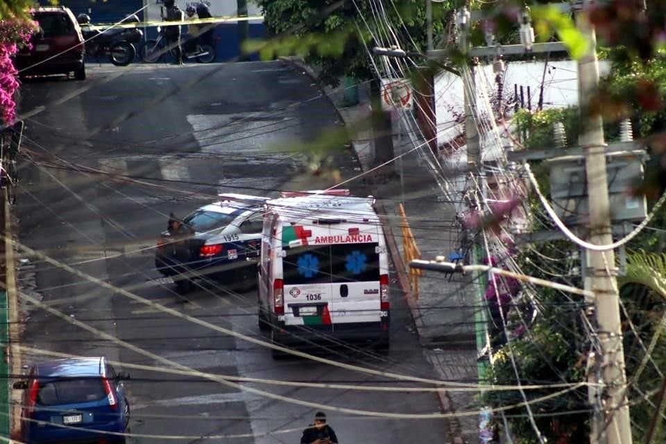 La mujer acudió con su mamá a dejar a su hija en su escuela.