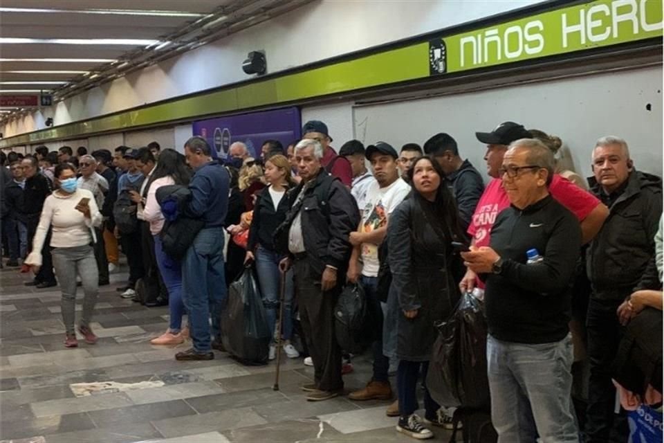 Personas se refugian del sismo en el Metro Niños Héroes.