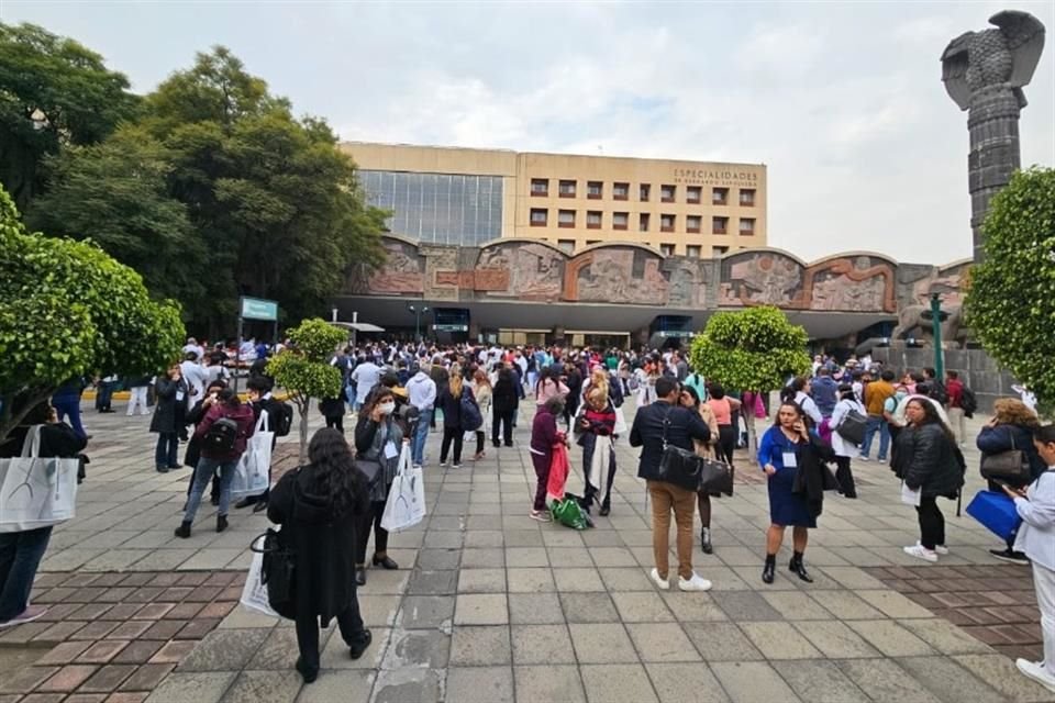 Personas evacuan al interior del Hospital Siglo XXI de la Ciudad de México.