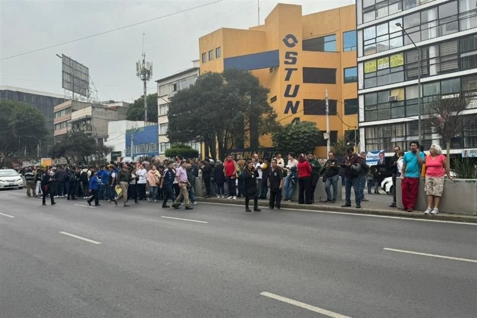 Evacuación de personas en frente del STUNAM sobre Avenida Universidad.