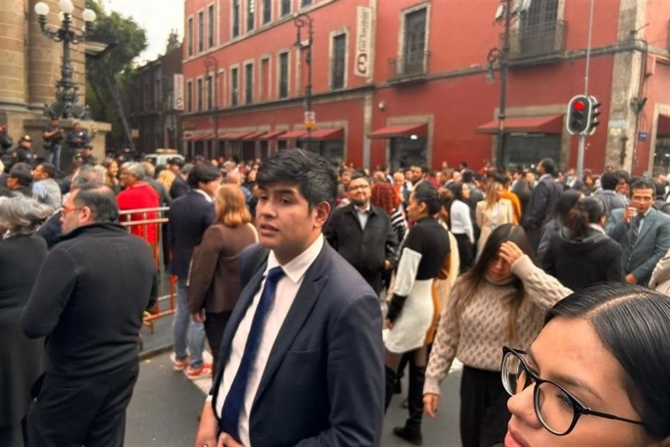 Personas evacuadas a las afueras del Congreso de la CDMX.