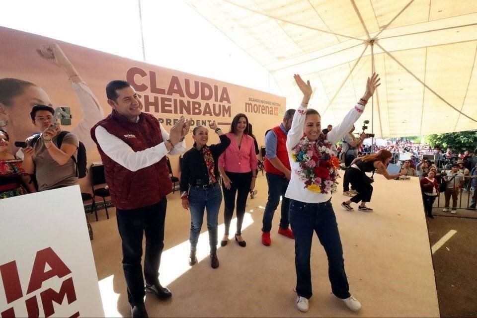 La precandidata presidencial de Morena, Claudia Sheinbaum, encabezó un acto, en Tehuacán, Puebla, junto con el precandidato a la gubernatura de la entidad Alejandro Armenta.