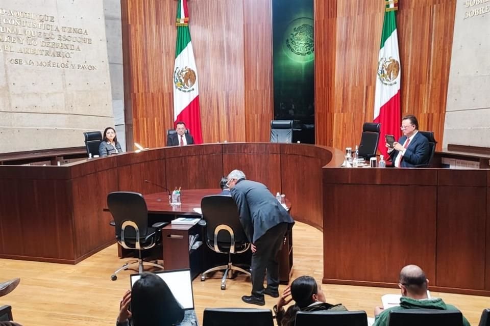 Luego que magistrados pidieron su destitución, presidente del TEPJF, Reyes Rodríguez, abandonó sesión y dijo que dará su postura el lunes.