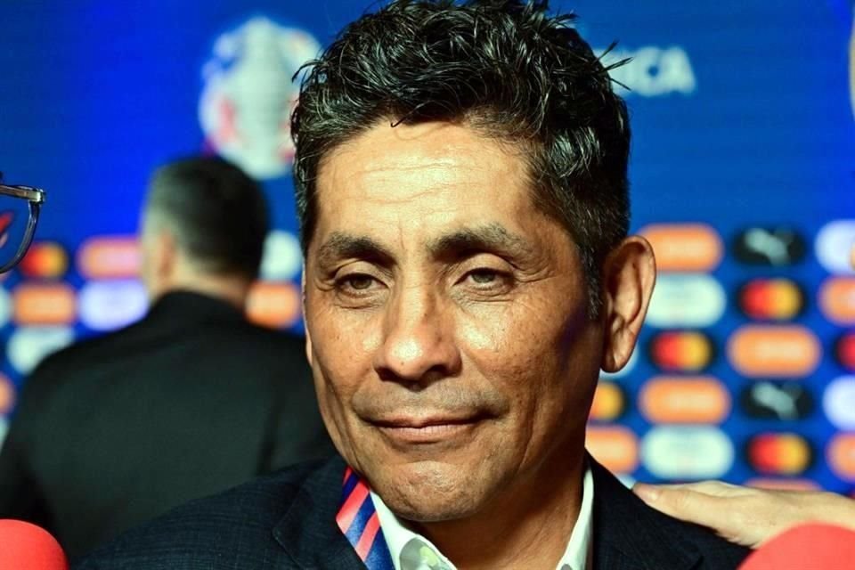 Jorge Campos estuvo presente durante el sorteo.