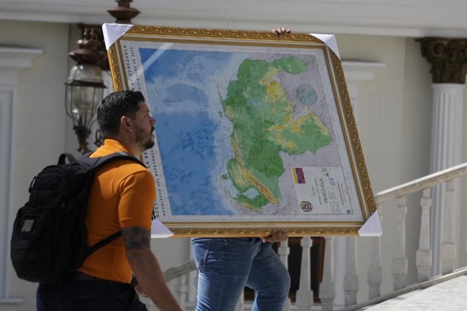 Un hombre carga el mapa de Venezuela que contempla la región del Esequibo como parte del territorio, el 6 de diciembre del 2023.