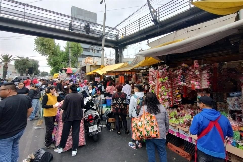 El comercio informal se desborda en el exterior del Mercado Sonora.