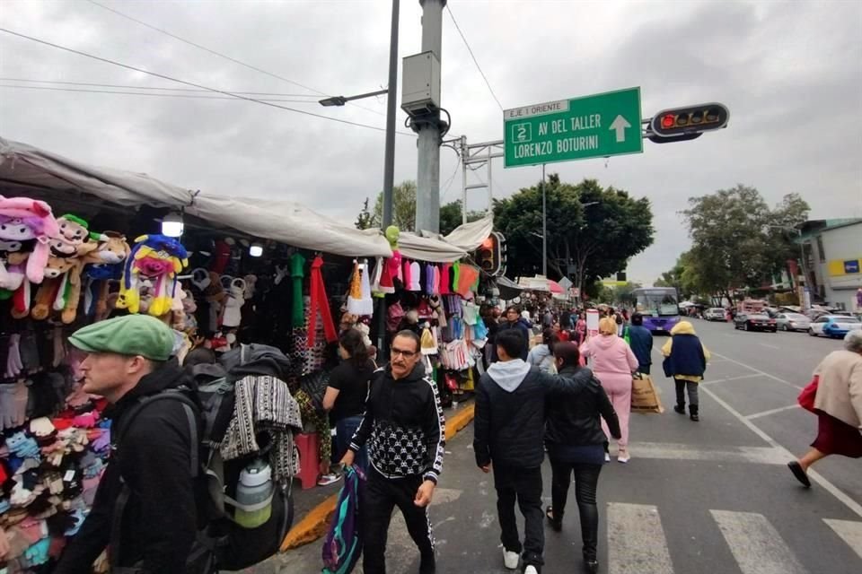 Incluso los carriles vehiculares se han visto afectados por el comercio informal.