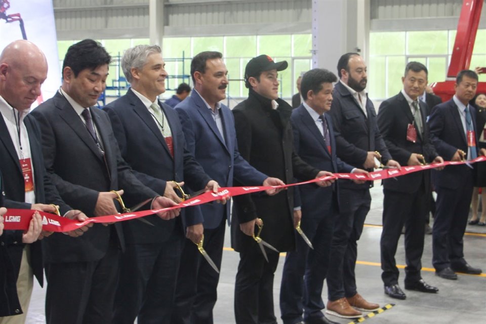 Directivos de LGMG inauguran, junto a funcionarios y el Gobernador de Nuevo León, la planta fabricante de montacargas elevadores, ubicada en Marín.