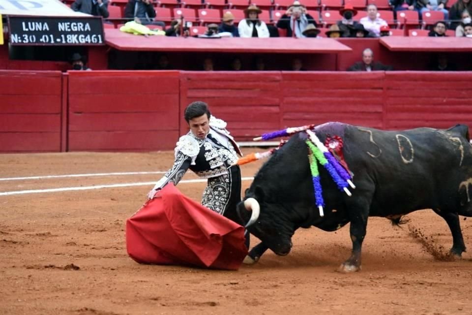 Una jueza federal suspendió hoy las corridas de toros en la Plaza México al otorgar una suspensión provisional en un nuevo amparo.