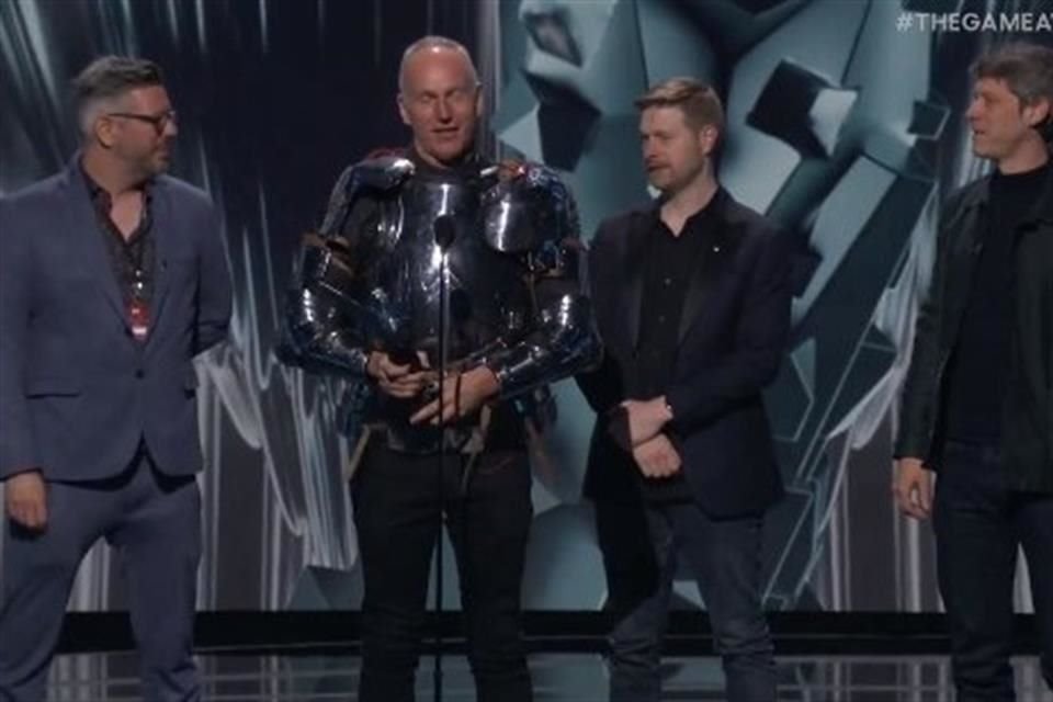 Swen Vincke, director general de Larian Studios, desarrolladora que creó el título, subió a recoger el premio investido con una armadura.
