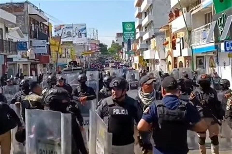 Docentes acusaron un bloqueo por parte de fuerzas de seguridad para impedirles llegar a la capital de la entidad lo que provocó confrontaciones