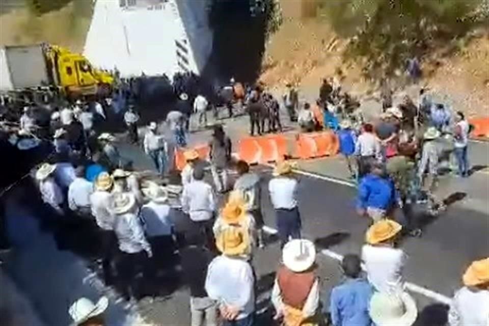 Pobladores de San Juan Chamula realizaron un bloqueo total en el kilómetro 8 de la autopista Chiapa de Corzo en San Cristóbal de las Casas y en la vía libre