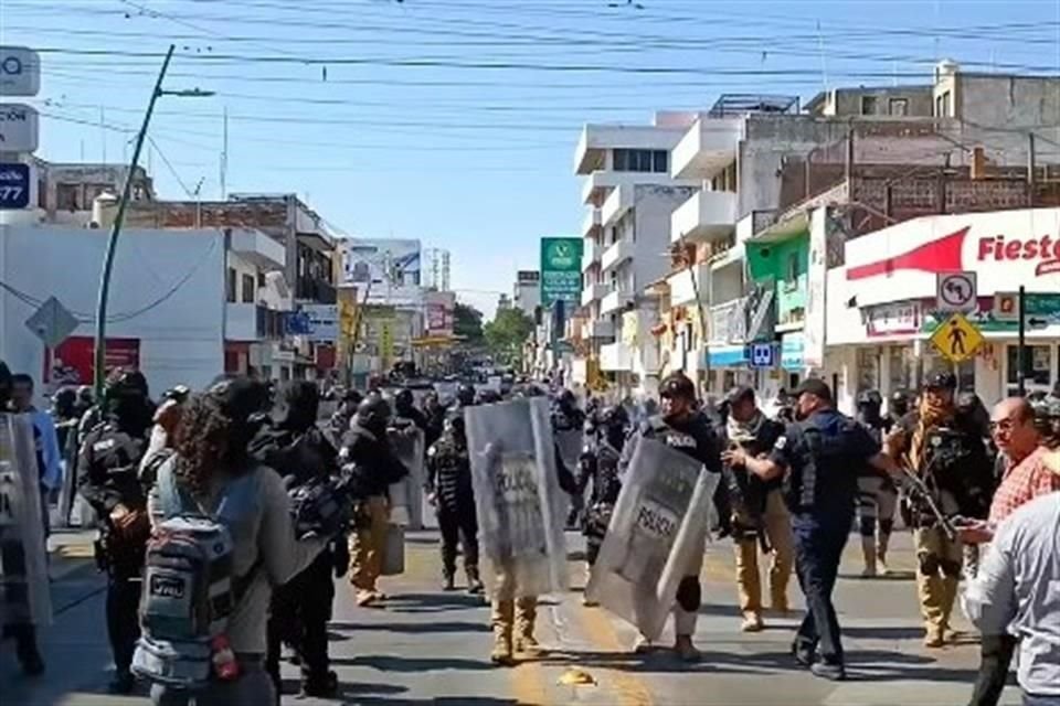 Integrantes de la CNTE acusaron represión a la protesta pacífica.