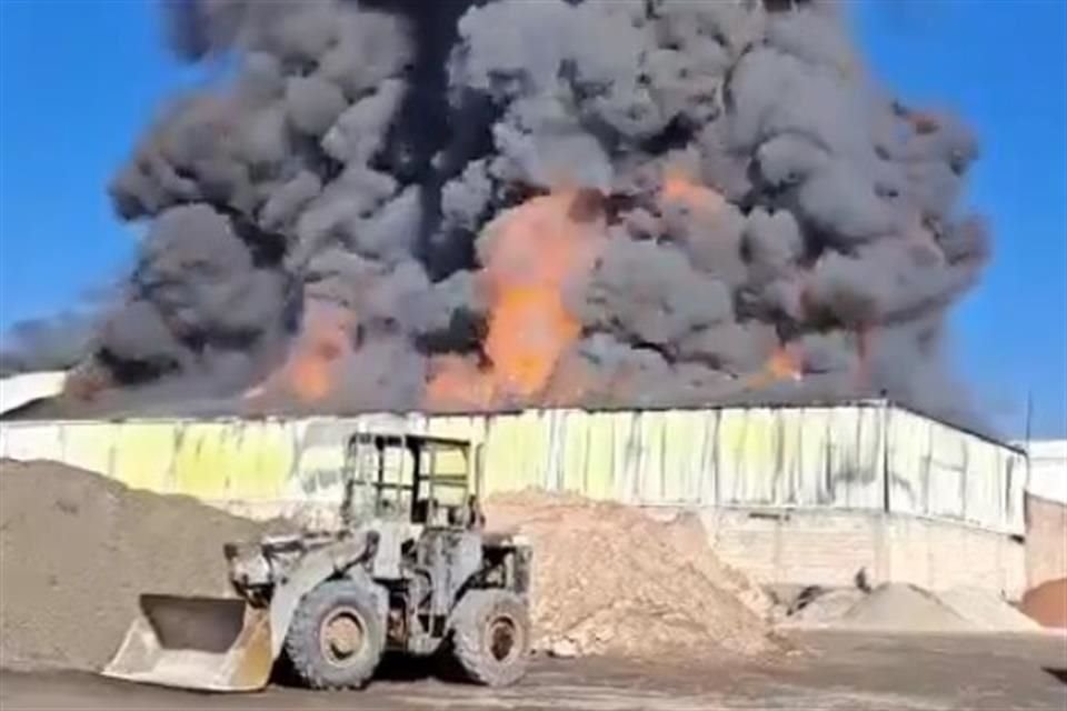 Esta mañana se registró un incendio dentro de una bodega de veladoras, en San Mateo Xoloc, en Tepotzotlán.