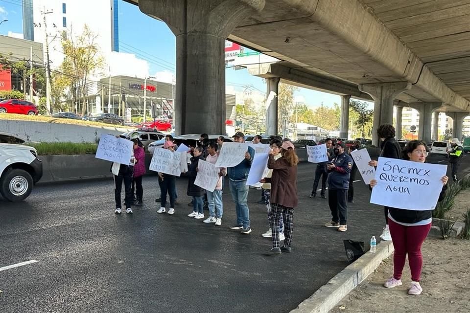 Habitantes bloquearon el viernes por la mañana los carriles centrales de Periférico Sur en la colonia residencial por falta de agua. 