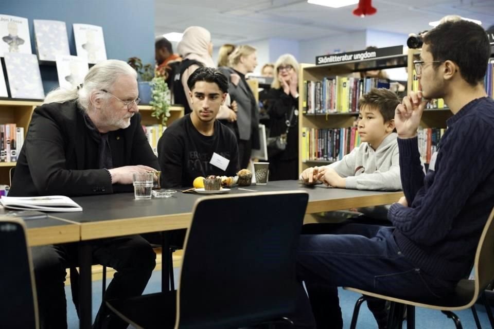 El Nobel de Literatura charló con estudiantes y usuarios reunidos en la biblioteca.