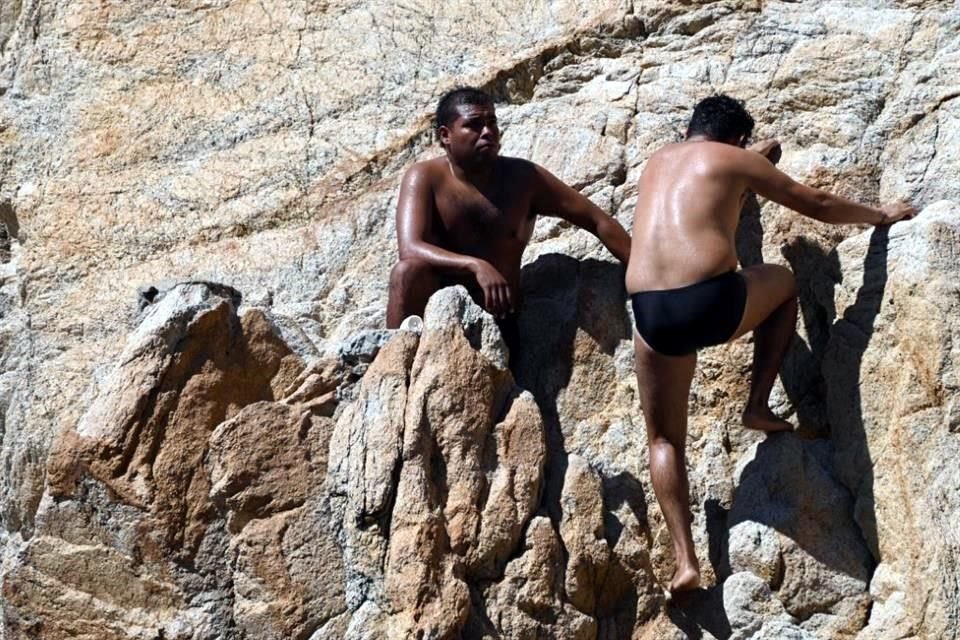 Luego de que el huracán arrasará con el puerto turístico el pasado 25 de noviembre, los clavadistas se vieron obligados a suspender el show.