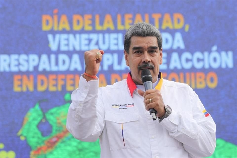 El Presidente de Venezuela, Nicolás Maduro, habla durante una reunión afuera del Palacio de Miraflores en Caracas.