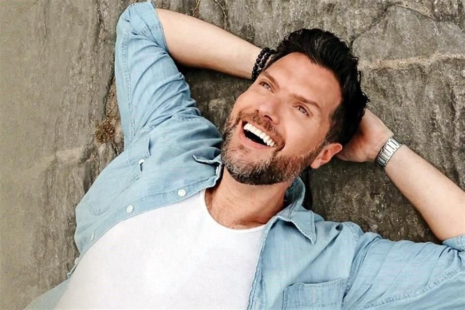 El cantante y actor está en recuperación en su casa, en Monterrey, donde utiliza un andador.