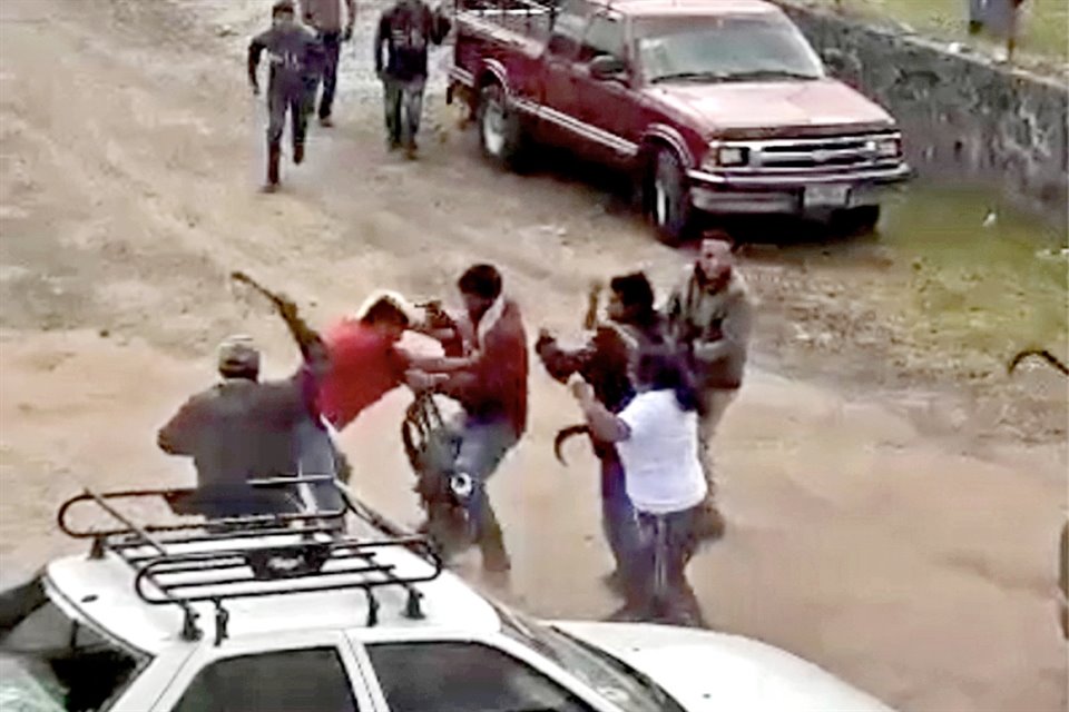 Hartos de extorsiones agricultores de Texcapilla, Edomex, enfrentaron con escopetas, palos y machetes a miembros de La Familia Michoacana.