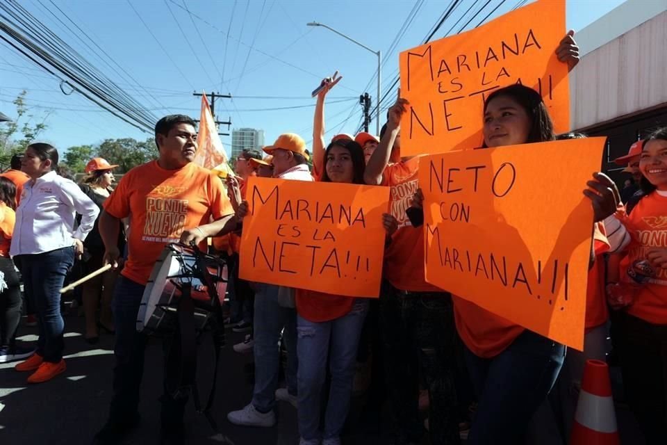 Simpatizantes apoyaron a Mariana Rodríguez a su llegada a la sede estatal de MC.