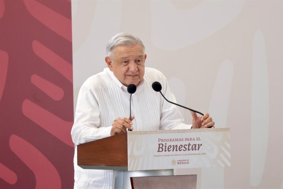 Tras masacre en Texcaltitlán, donde murieron 14 entre sicarios y pobladores, AMLO dijo en una localidad cercana que 'van bien las cosas'.