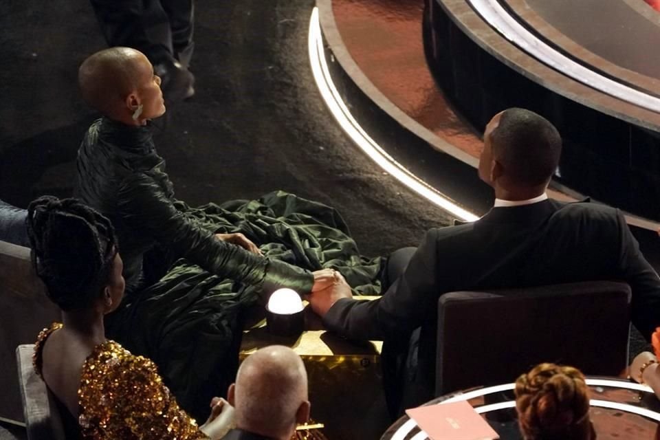 Will Smith dio una bofetada en plena ceremonia del Óscar por una broma sobre la alopecia de su pareja.