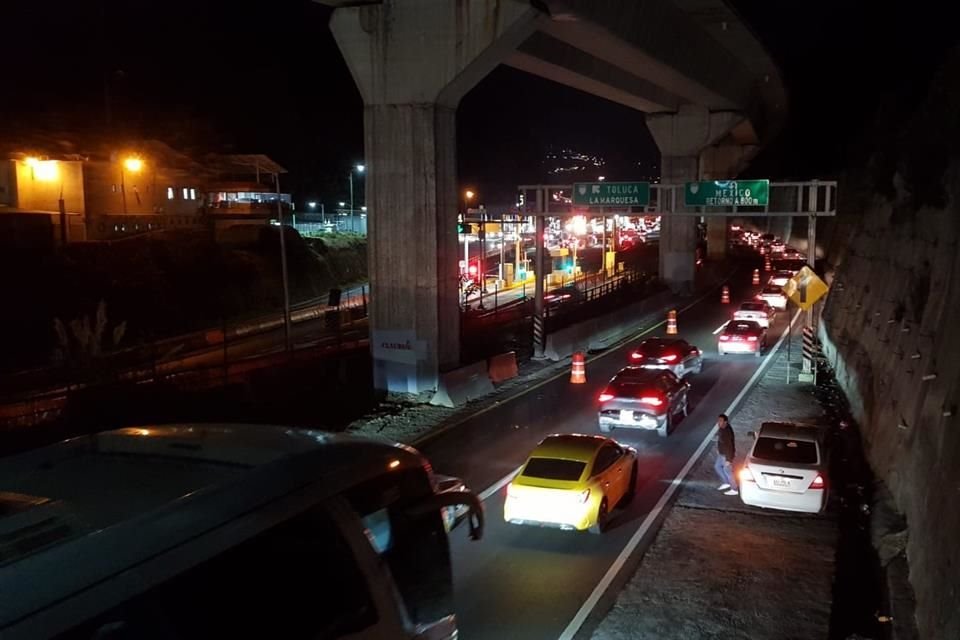 A las 20:40 horas de este sábado fue cerrada la Autopista México-Toluca por maniobras del Tren Interurbano; se registra saturación vehicular.