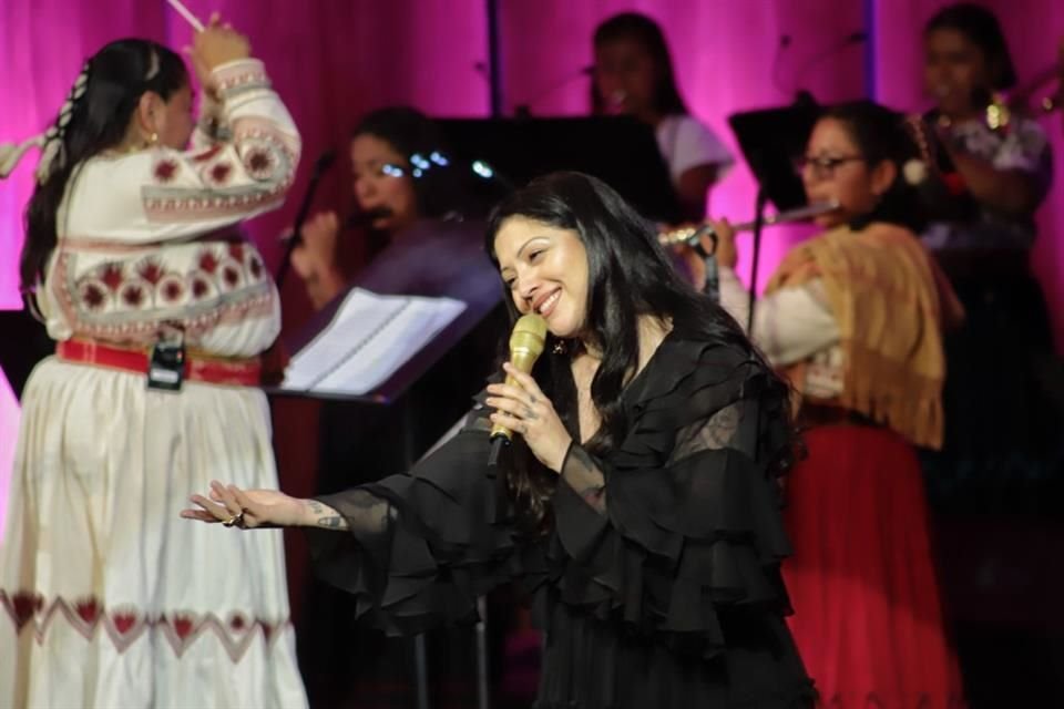 Mon Laferte realizó su debut soñado en Bellas Artes con un emotivo concierto que rinde homenaje a Juan Gabriel y Chavela Vargas.